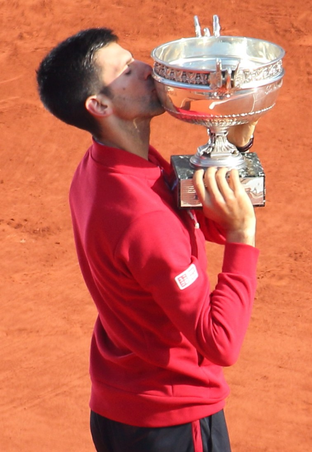 Novak Djokovic hält den French Open-Pokal und feiert nach Sieg über Rafael Nadal im Finale der Herren-Einzel