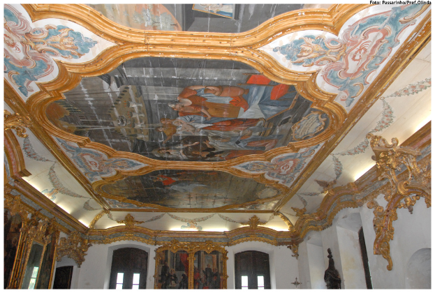 Das Bild zeigt Architekturzeichnungen eines Daches und Wände, mit dem Dach links und den Wänden rechts.