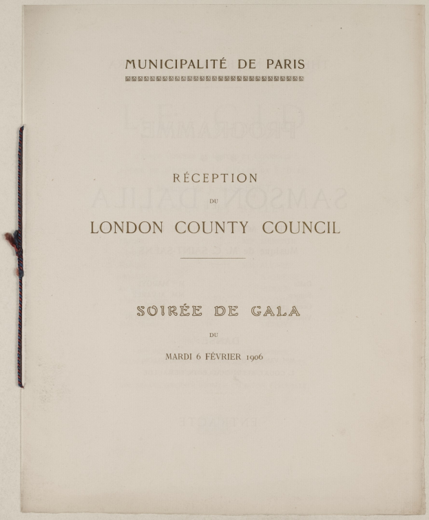 Offenes Buch mit 'London County Council Soiree de Gala' auf den Seiten, mit einem Faden gebunden.