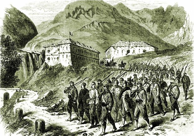 Schwarz-weißes Foto von Menschen, die einen Schotterweg vor einem Wasserfall entlanggehen, mit Hügeln, Gebäuden, Bäumen und Himmel im Hintergrund, beschriftet mit "Französische Truppen betreten die Schweizer Alpen."