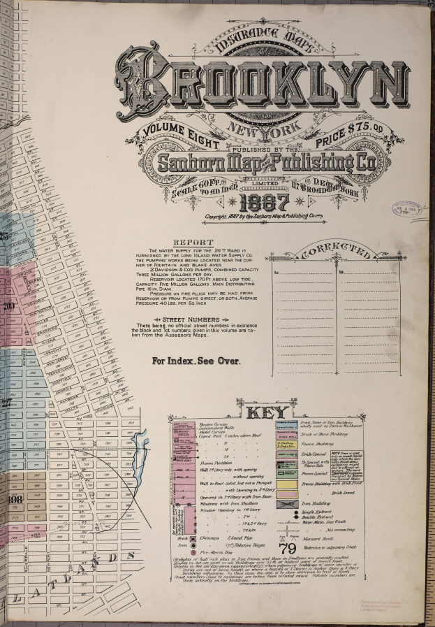 Ein altes Buch mit einer detaillierten Karte von Brooklyn, New York, auf der Straßen, Parks und Sehenswürdigkeiten beschriftet sind, begleitet von beschreibendem Text.