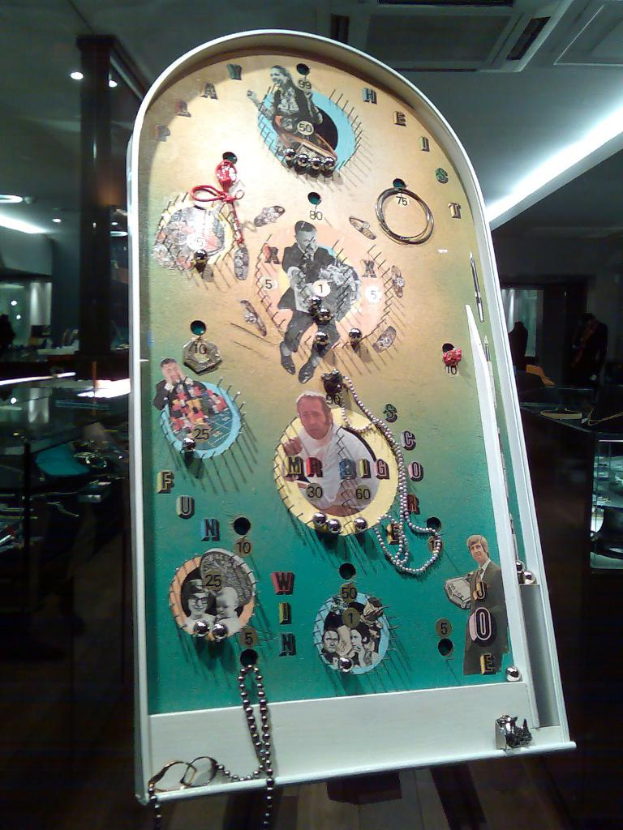 Ein Flipperautomat mit einer Decke und einer zentralen Klimaanlage auf dem Dach im Hintergrund.