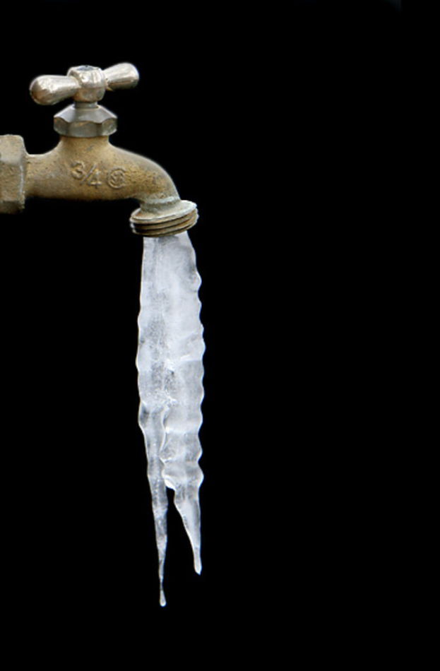 Ein Wasserhahn mit Eisfließen
