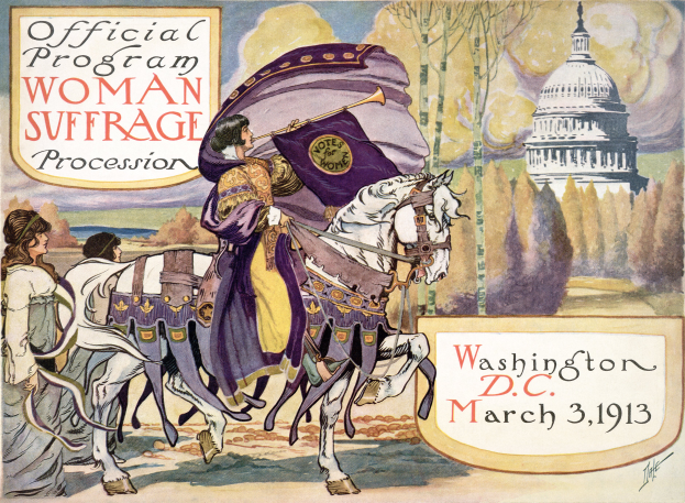 Ein Plakat für den Frauenwahlrechtsumzug in Washington, D.C. am 3. März 1913, das eine Frau auf einem Pferd zeigt, die eine Fahne hält, sowie zwei Personen links von ihr, Bäume und ein Gebäude im Hintergrund und Text auf dem Plakat.