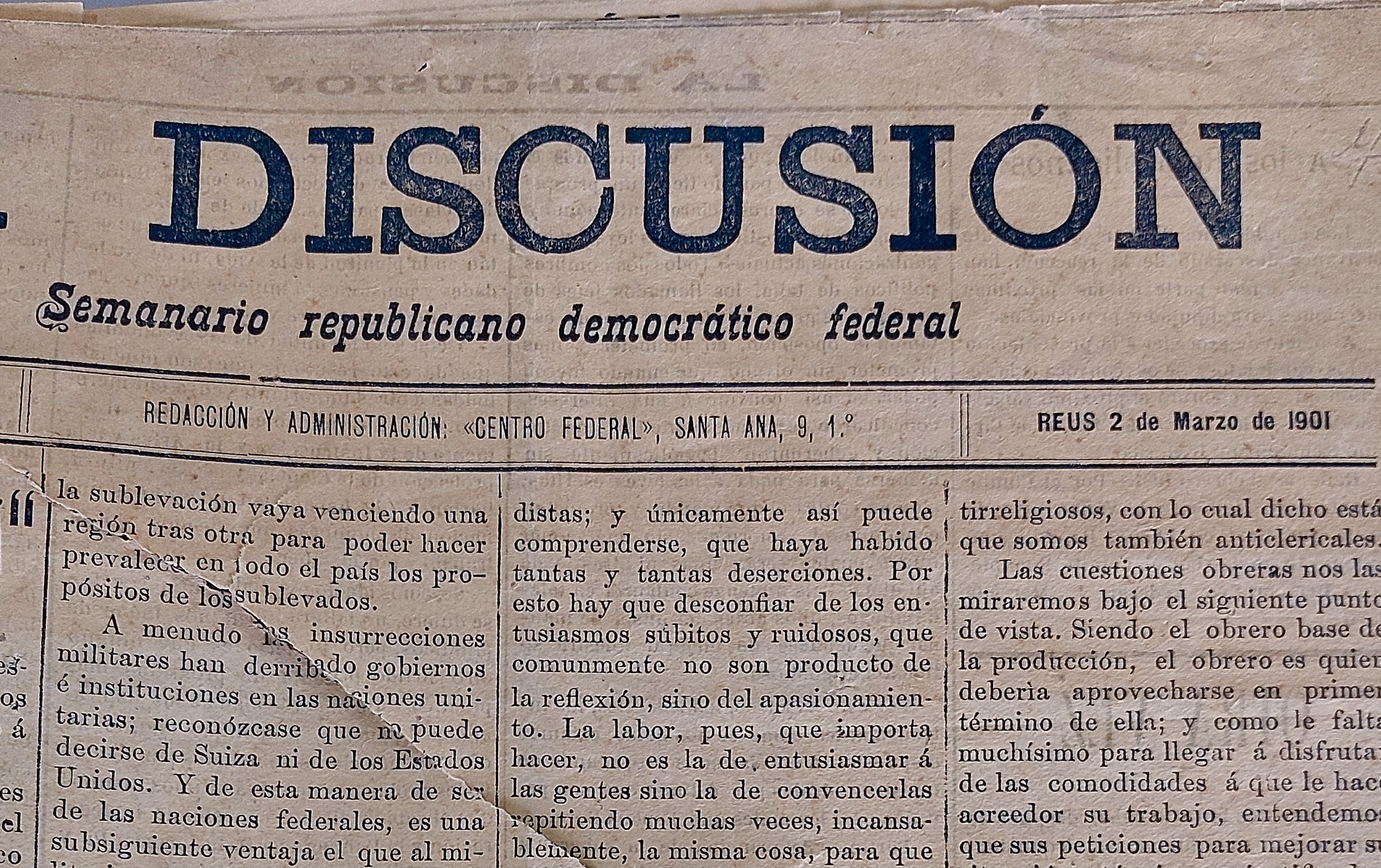 Yellowed newspaper with black ink text, headline "Semanario Repúblicano Democrático Federal", word "discussion" visible, slightly crumpled from handling.