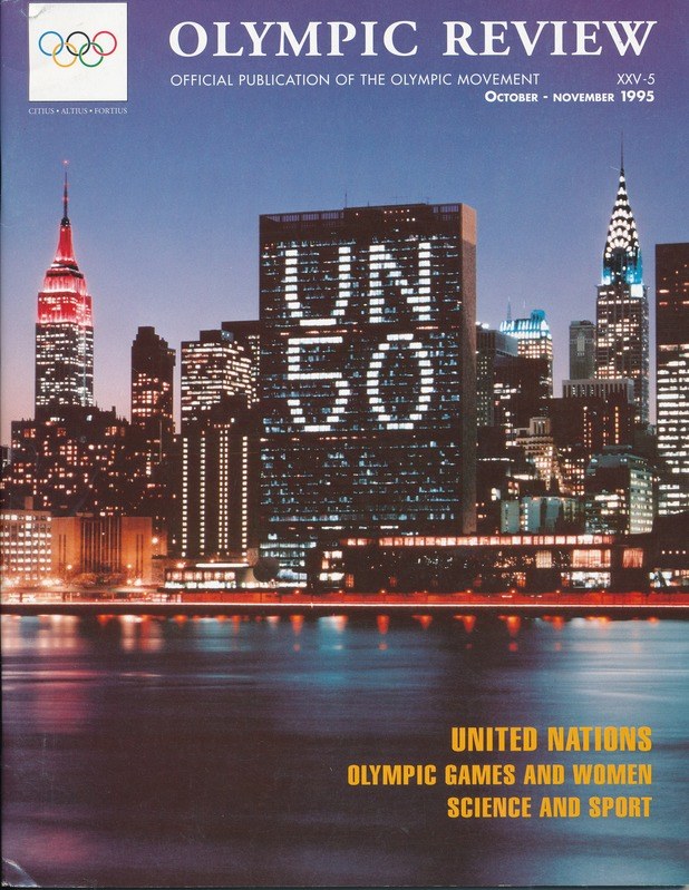 Buch mit dem Titel "Olympische Spiele: Offizielle Veröffentlichung der Olympischen Bewegung" mit einem Stadtbild auf dem Cover, das auf einer flachen Oberfläche liegt.