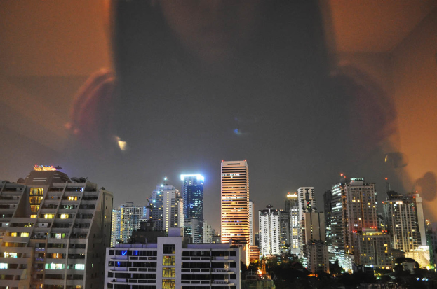 Gebäude, die nachts beleuchtet sind.