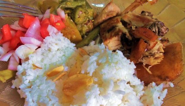 Ein Teller mit verschiedenen Speisen und einer Gabel daneben.