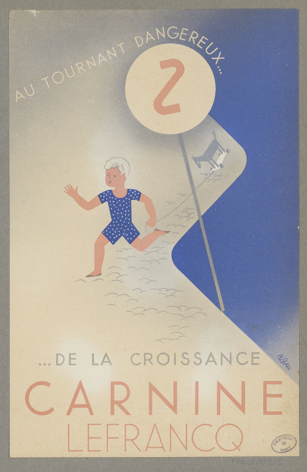 Eine Person in einem leuchtend gelben Kleid lächelt aufgeregt in der Mitte eines Karnevalplakats, umgeben von der Schrift "Karneval" in fetter schwarzer Schrift.