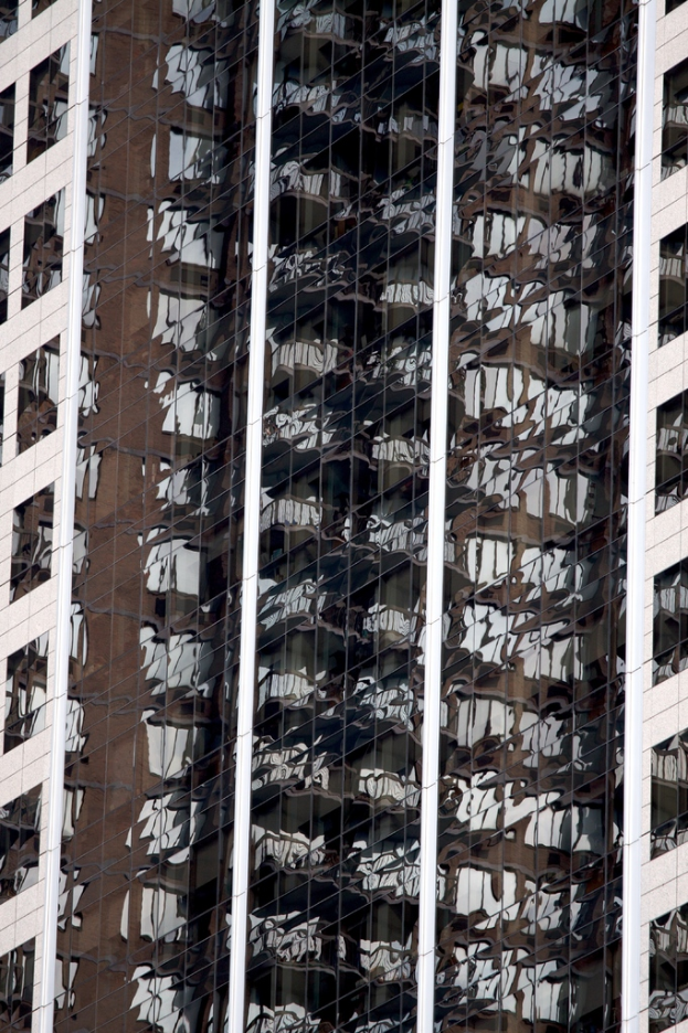 Gebäude mit Fenstern.