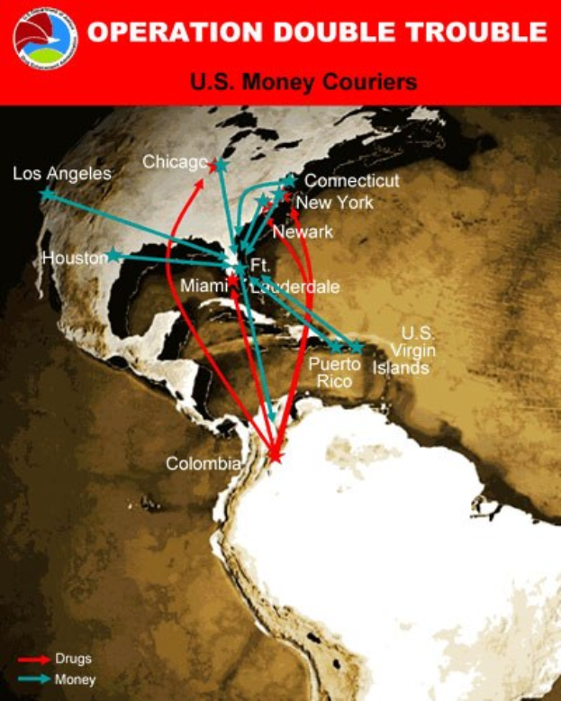 Plakat mit der Aufschrift "Operation Double Trouble: US-Geldboten" mit einer US-Karte, die in zwei Abschnitte unterteilt ist, einer für die Geldbotenrouten und einer für die Carrier-Standorte, mit fetter schwarzer Schrift auf weißem Rand.