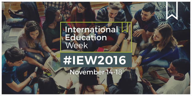 Gruppe von Menschen auf einem Sofa sitzend, einige halten Bücher und Stifte, mit dem Text "International Education Week IEW 2016" in der Mitte, die sich scheinbar in ein Gespräch vertieft haben.