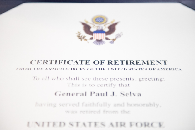 Rahmenurkunde für den Ruhestand der United States Air Force mit blauem Rand, die ein zentrales Sternschild-Logo innerhalb eines Lorbeerkranzes und eine "Ruhestand"-Bannerschrift in Schwarz zeigt.