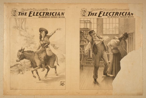 Frau auf einem Pferd links mit drei Personen rechts, eine hält einen Hut, vor einem Gebäude mit Fenstern und Text 'The Electrician - Ein Amerikanisches Comedy-Drama' oben.