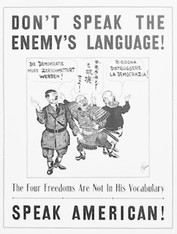 Ein Schwarz-Weiß-Plakat mit drei Personen und dem Text: "Sprich nicht die Sprache des Feindes - Die vier Freiheiten sind nicht in seinem Vokabular - Sprich amerikanisch."