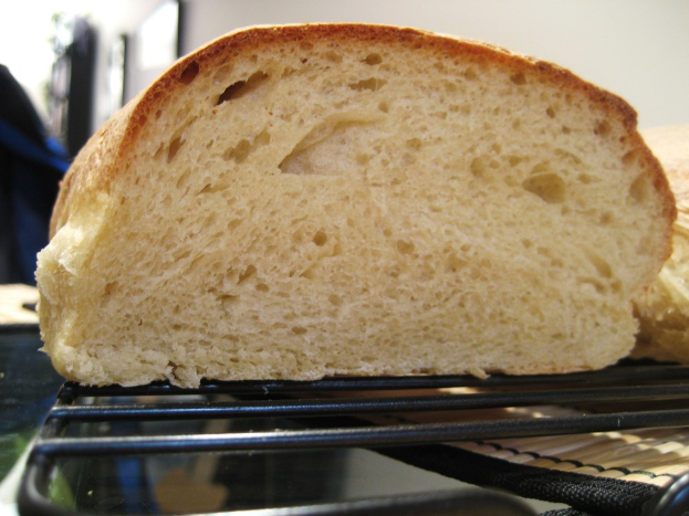 Ein gebackener Artikel auf einer Oberfläche.