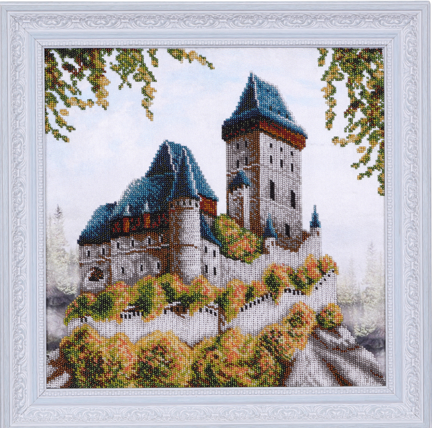 Ein Holzhausrahmen steht in einem offenen Bereich, mit dem Himmel im Hintergrund.