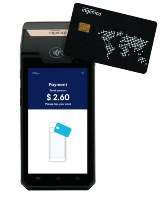 Mobiltelefon neben einer Kreditkarte, als Ingenico-Mobilzahlungssystem gekennzeichnet.