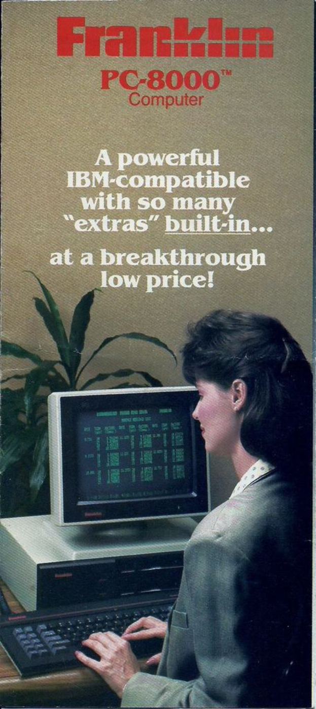 Eine Werbung, die eine Frau an einem Schreibtischcomputer zeigt.