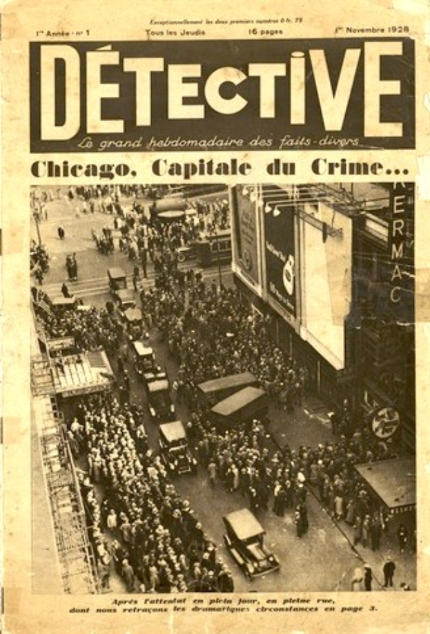 Schwarz-weißes Zeitungsbild mit der Überschrift "Detektiv, Chicago, Hauptstadt des Verbrechens", das eine belebte Straßenszene mit Menschen, Fahrzeugen und Gebäuden im Hintergrund zeigt.