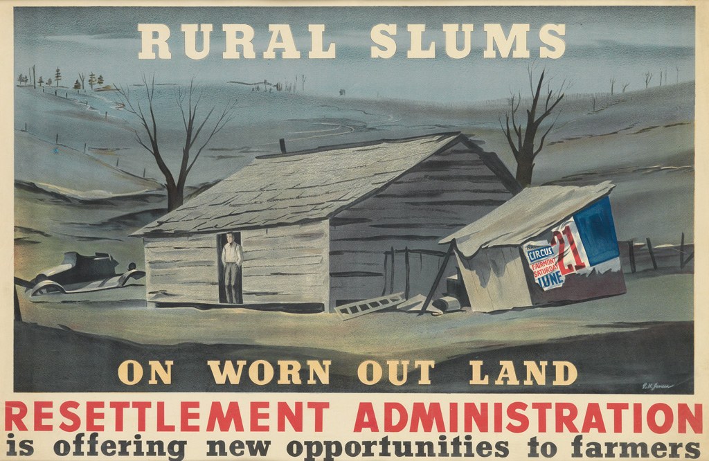 Plakat mit der Aufschrift "Ländliche Slums auf abgenutztem Land" bewirbt Chancen der Resettlement Administration für Farmer, zeigt Person vor Haus mit Bäumen.