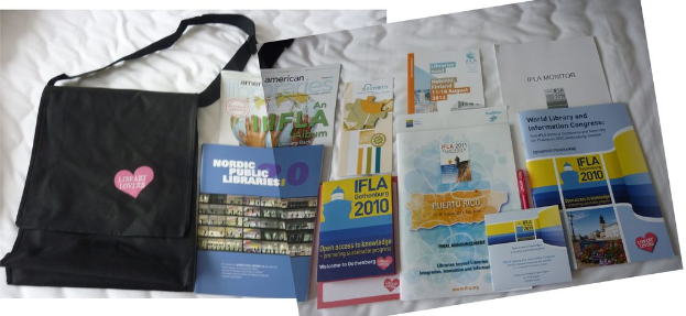 Eine Tasche mit den W├Ârtern "B├╝cherliebhaber" und einigen B├╝chern auf einem Bett.