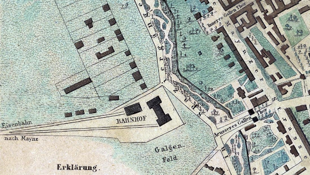 Alte detaillierte Karte von Berlin, Deutschland, die den Standort eines Bahnhofs ('bahnhof') mit Straßen, Gebäuden und Sehenswürdigkeiten hervorhebt.