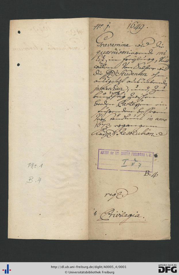 Offenes Buch mit handgeschriebener Schrift, wahrscheinlich ein Dokument der Bundesrepublik Deutschland, mit sichtbaren Wasserzeichen unten.