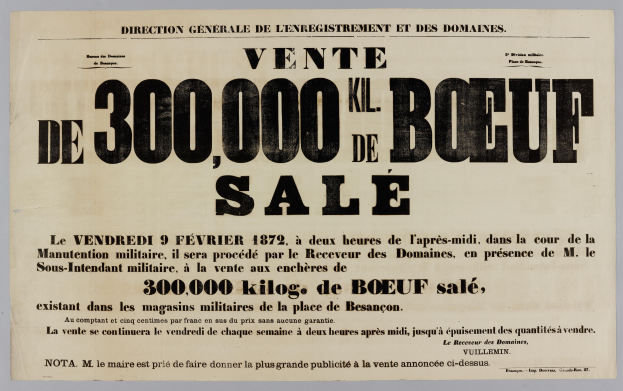 Alte Werbetafel für Rindfleischverkauf mit der Aufschrift "Vente de 300,000 Kil Kil de Boeuf Sale" vor einer Wand im Hintergrund.