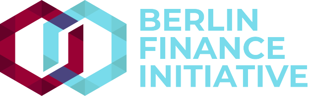 Das Logo der Berlin Finance Initiative zeigt einen blauen Kreis mit einer weißen Umrandung und einem weißen 'B' in der Mitte, umgeben von einem weißen Ring mit einem blau-weißen Karomuster, alles vor einem weißen Hintergrund mit der schwarzen Schrift 'Berlin Finance Initiative'.