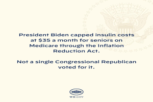Plakat mit Text, der besagt "Präsident Biden beschränkt die Insulin-Kosten auf 35 Dollar pro Monat für Senioren mit Medicare durch das Inflation Reduction Act" und ein Logo.