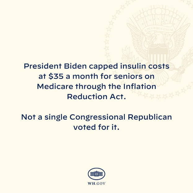 Plakat mit Text, der besagt "Präsident Biden beschränkt die Insulin-Kosten auf 35 Dollar pro Monat für Senioren mit Medicare durch das Inflation Reduction Act" und ein Logo.