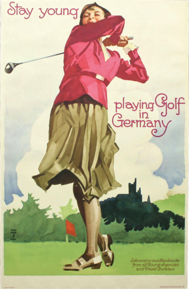 Eine Frau hält einen Golfschläger auf einem Kurs in Deutschland, mit einer Fahne und Bäumen im Hintergrund und Text auf dem Plakat.