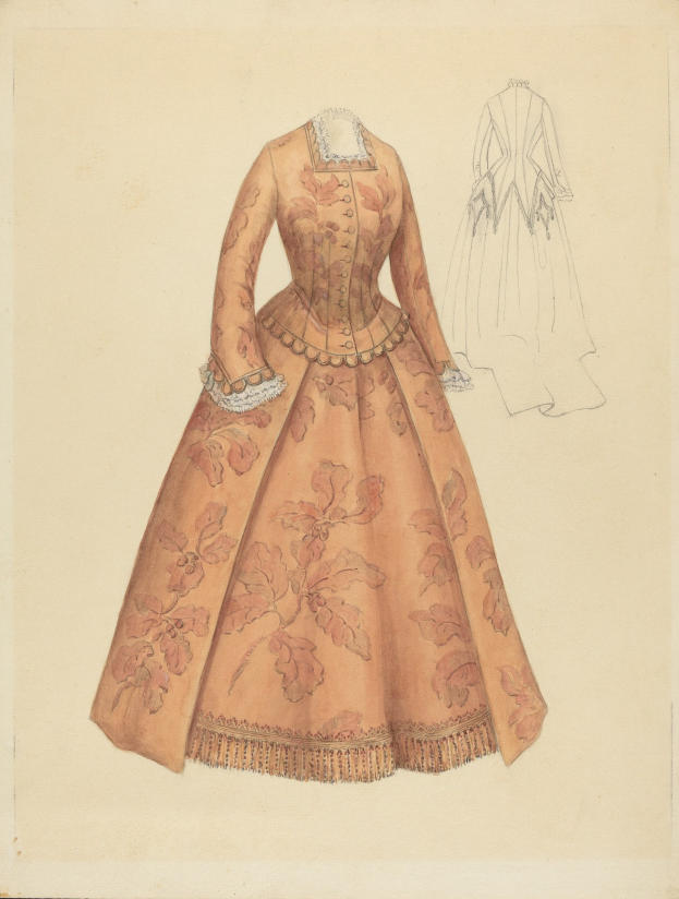 Ein detailliertes Kostümdesign aus dem 18. Jahrhundert, das ein bodenlanges Kleid mit floralem Muster zeigt, mit hohem Kragen, pink- und lilafarbenem Oberteil und Spitzenbesatz am Rock gegen einen hellblauen Hintergrund.