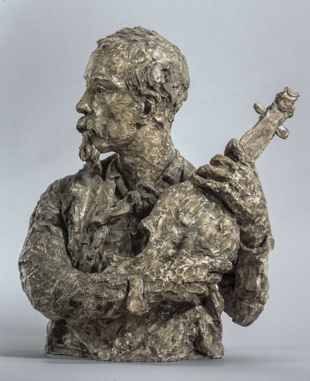 Bronzestatue eines Mannes mit einer Gitarre vor einem weißen Hintergrund.