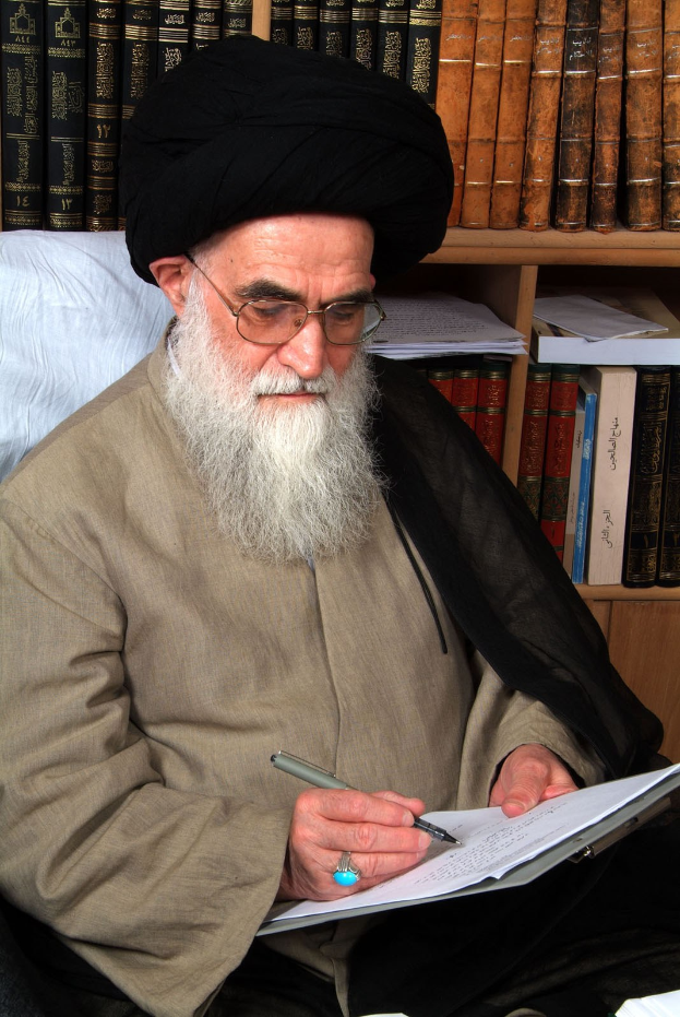 Ayatollah Ali Khamenei, Oberster Führer von Iran, sitzend an einem Schreibtisch und auf Papier schreibend mit einem Stift, mit einem Bücherregal voller Bücher dahinter.