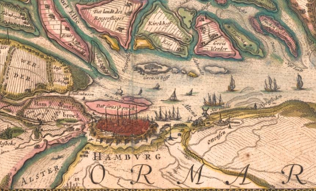 Ein detaillierter alter Stadtplan von Hamburg, Deutschland, der die Straßen, Gebäude und Boote im Wasser mit Textbeschriftungen zeigt.