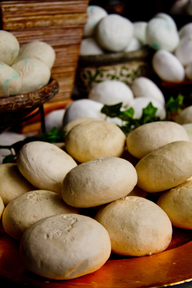 Steine und Behälter sind im Bild zu sehen.