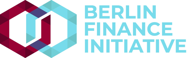 Logo der Berliner Finance Initiative mit einem blauen Kreis mit weißer Umrandung und einem weißen "B" in der Mitte, umgeben von einem weißen Ring mit blau-weißem Karomuster, und der Schrift "Berlin Finance Initiative" in fetter schwarzer Schrift auf weißem Hintergrund.