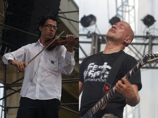 Zwei Personen, die stehen und Musikinstrumente spielen.