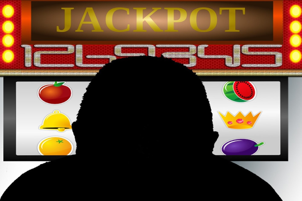 Ein Mann spielt ein Online-Slot-Machine-Spiel mit einer 'Jackpot'-Anzeige, umgeben von fruchtmotivischen Symbolen und Text.