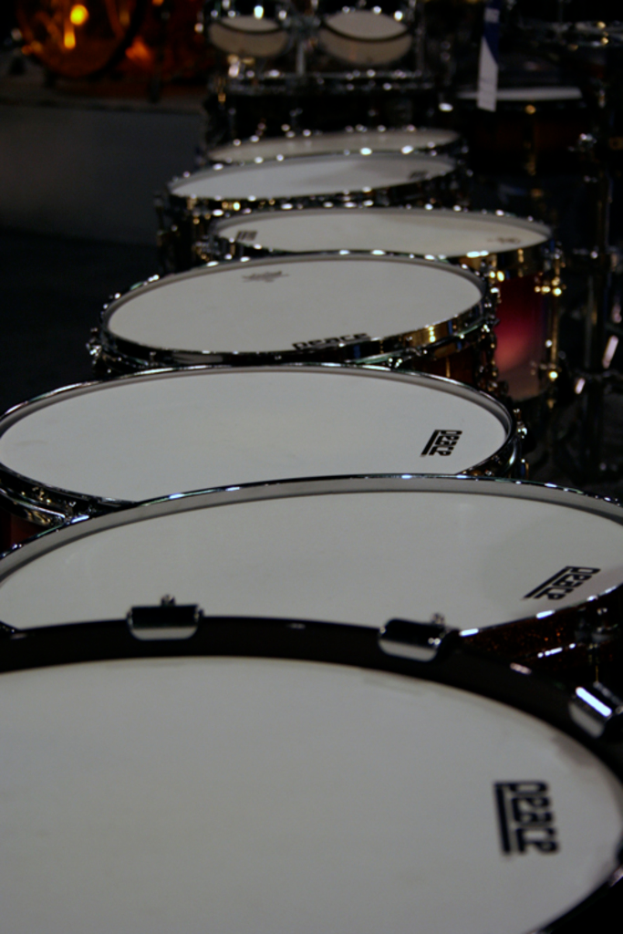 Eine Vielfalt von Drogen auf einem Boden verteilt.