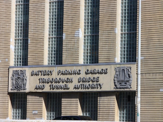 Ein Gebäude mit einem Namensschild in der Mitte des Bildes.