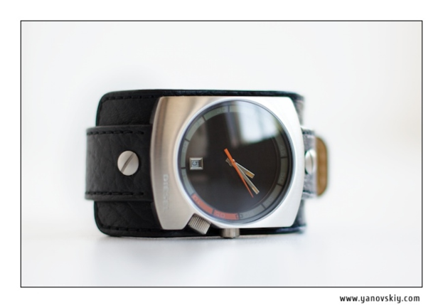 Ein bearbeitetes Bild mit einer Uhr, zwei Job-Icons, einem Lederriemen und einem Text unten rechts.