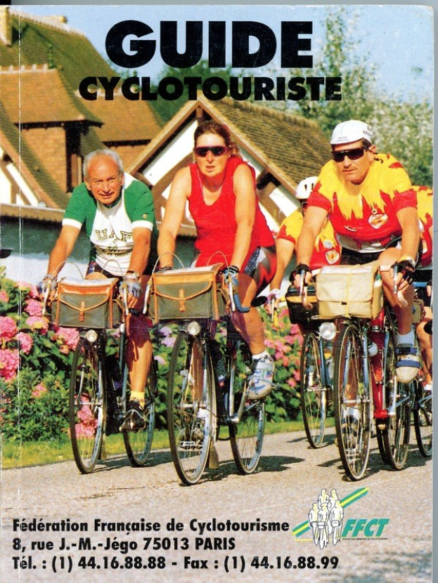 Gruppe von Menschen, die auf Fahrrädern eine Straße mit Häusern, Bäumen und Blumen hinunterfahren, mit dem Text "Guide Cyclotouriste" unten.