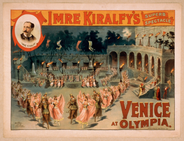Plakat für Imre Kiralfys Super-Spektakel in Venedig, das kostümierte Künstler vor einem gebogenen Gebäude mit Laternenmasten und Bäumen zeigt und Text auf dem Plakat.