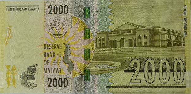 Vorderseite einer 2000 Kwacha-Banknote der Reserve Bank of Malawi mit einem Bild eines Gebäudes. Rückseite derselben Banknote mit Text und numerischen Werten.