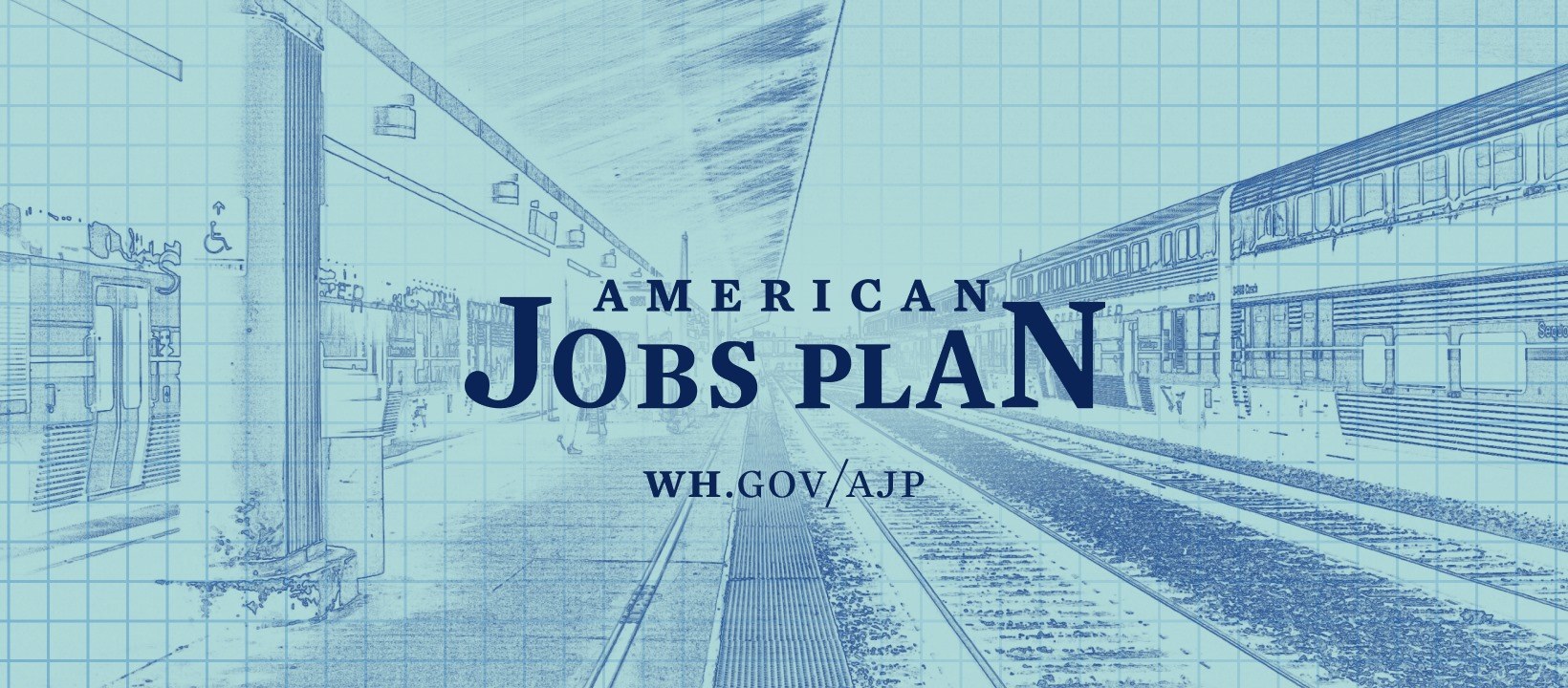 Blueprint eines Bahnhofes mit der Aufschrift "American Jobs Plan" und einem Zug auf der rechten Seite und Eisenbahnschienen daneben.