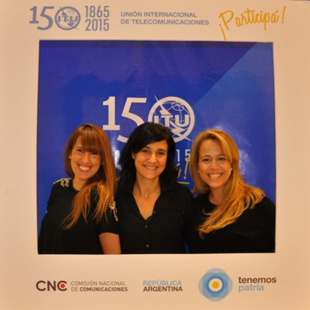 Ein Foto-Rahmen mit drei Frauen vor einem blauen Hintergrund, umgeben von Sponsorennamen und einem Unternehmensnamen.