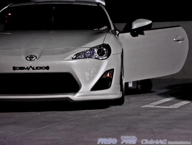 Ein Auto mit geöffneter Tür, Text in der rechten unteren Ecke.